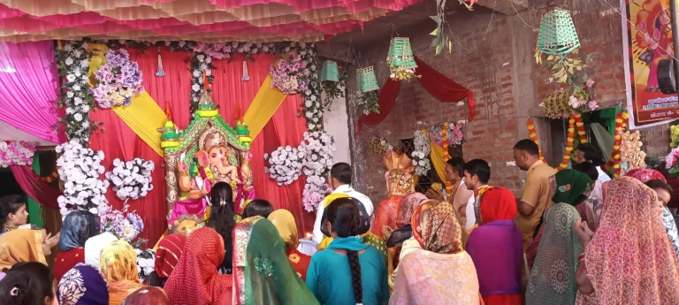 जयकारों के साथ हुआ पूजन, प्रतिमाओं का हुआ विसर्जन -कस्बों में पूजन की धूम, पूजा पंडालों में चल रहा भजन-कीर्तन